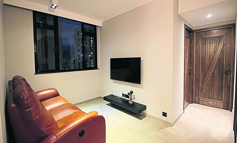 为了中和深色调以及面积带来的短板，客厅的设计就显得比较实用。除了必要的沙发和电视，避免了多余的装饰。这种手法也让空间看起来更加开阔。