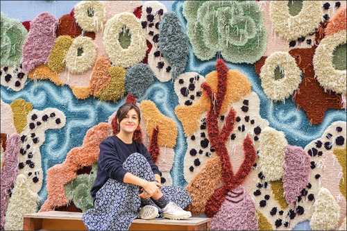 葡萄牙编织艺术家Vanessa Barragao与作品“活珊瑚”（Living Coral）。