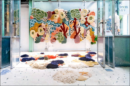 Vanessa Barragao作品“活珊瑚”，使用回收羊毛、天丝，以手簇和钩针编织。