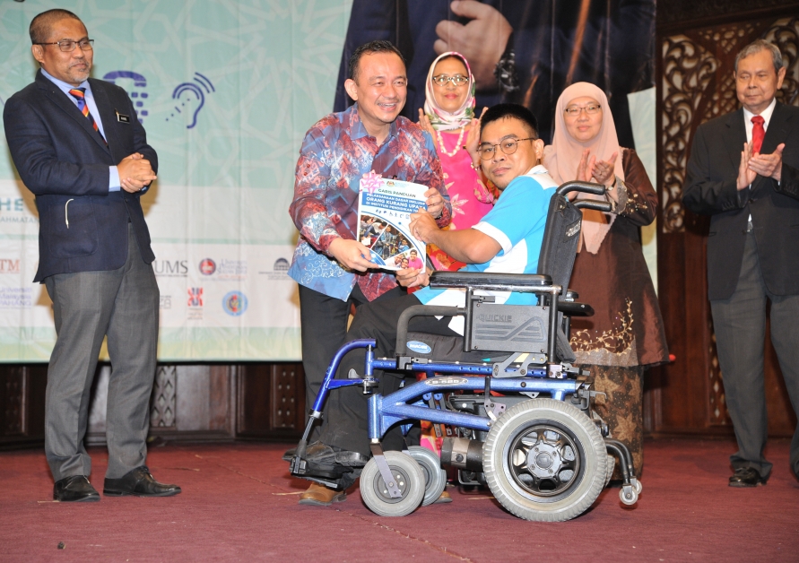 马智礼（左2）推介“高等学府残障人士实行政策指南”，希望打造残障人士校园友善环境。