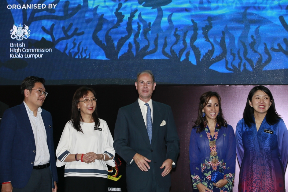 爱德华王子（左3）与杨美盈（右）推介《蓝色星球2》纪录片，左起沈志勤和郭素沁。