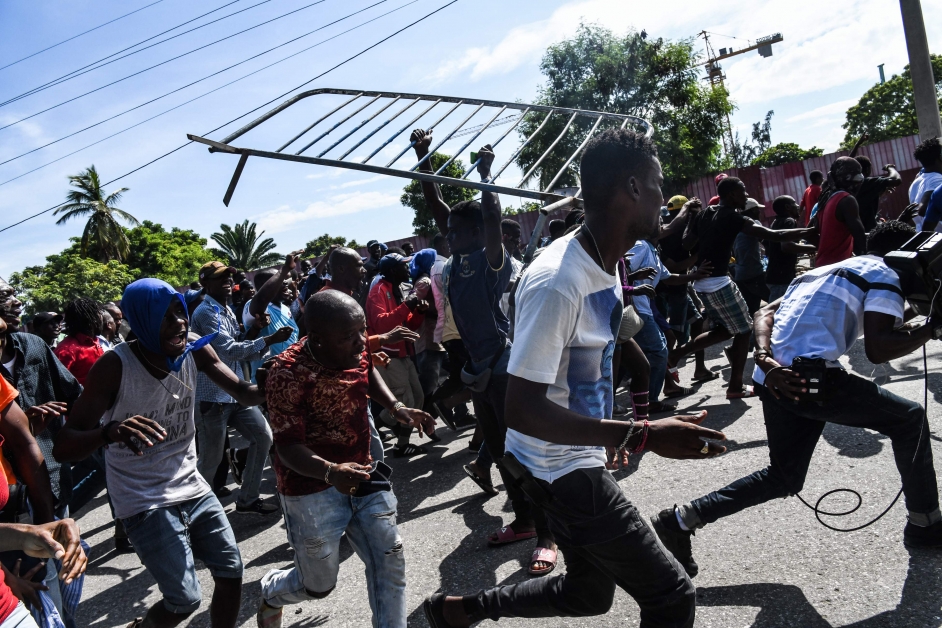 海地民众周一在位于太子港的参议院附近游行示威。（法新社）