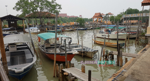 彭加兰旺梨部分渔船泊在码头，因烟霾影响没有出海捕鱼。