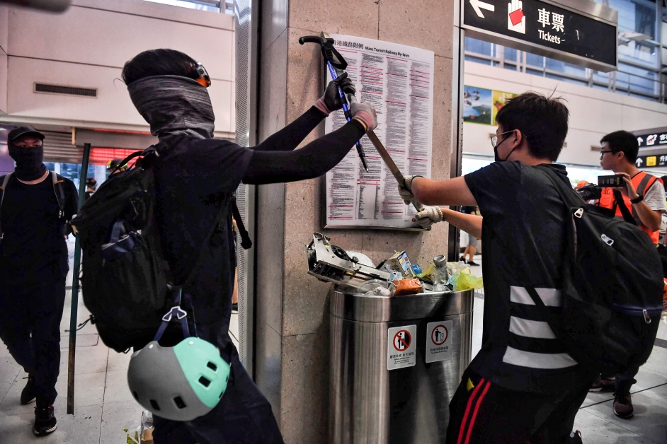 示威者破坏东涌地铁站。