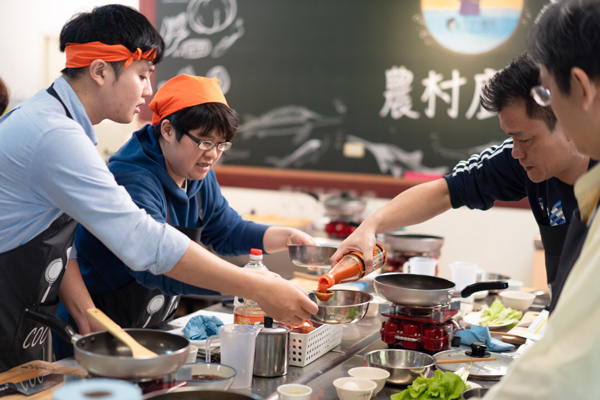 农村厨房主旨在于传递的料理精神与文化内涵，也让你在欢笑中认识台湾滋味！