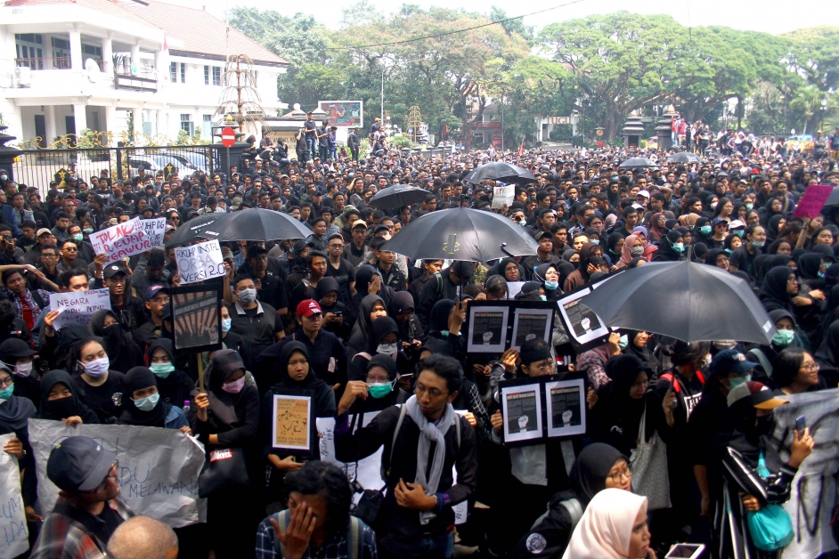 东爪哇岛玛琅市周一有大批学生抗议，要求政府撤回禁止婚外与同性性行为的法条。