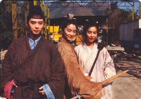 王祖贤（左起）、林青霞和刘嘉玲在《东邪西毒》片场的合照。