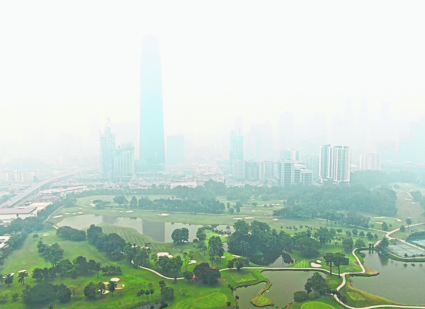 吉隆坡周六下午的天空仍烟霾笼罩，空气污染指数处于不健康水平。