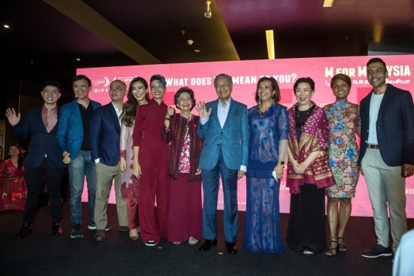 马哈迪（右5起）与西蒂哈丝玛出席首映礼，右3起为杨紫烨、玛丽娜、依妮扎和李静霖。