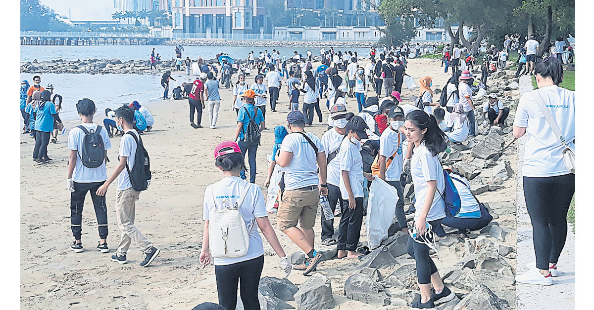 ▲大韩航空职员联同千名义工在沙巴丹绒里拔海滩捡垃圾，为环保出力。
