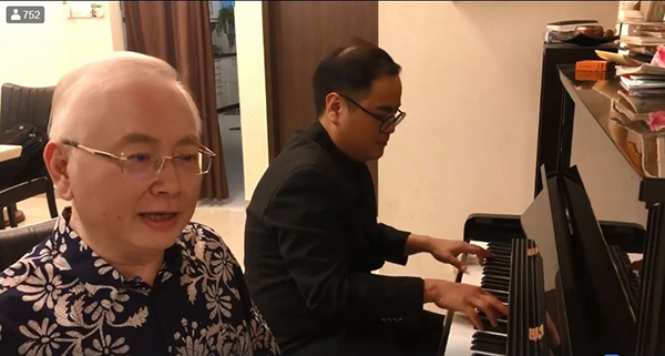 魏家祥（左）在访问结束前，在视频中献唱爱国歌曲“Inilah Barisan Kita”。
