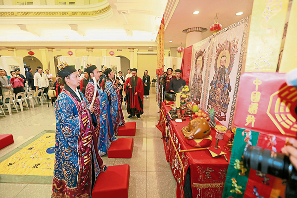 来自北京白云观的科仪组3位高功主持为时1小时的祈福法会。