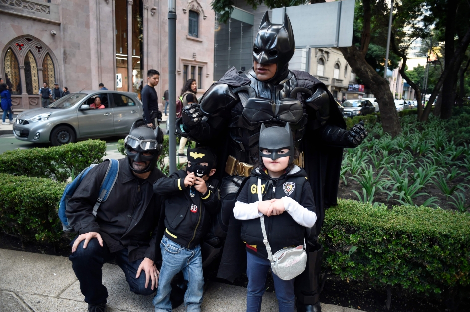 墨西哥的墨西哥城周六有“大蝙蝠侠”（后）和“小蝙蝠侠”合影。