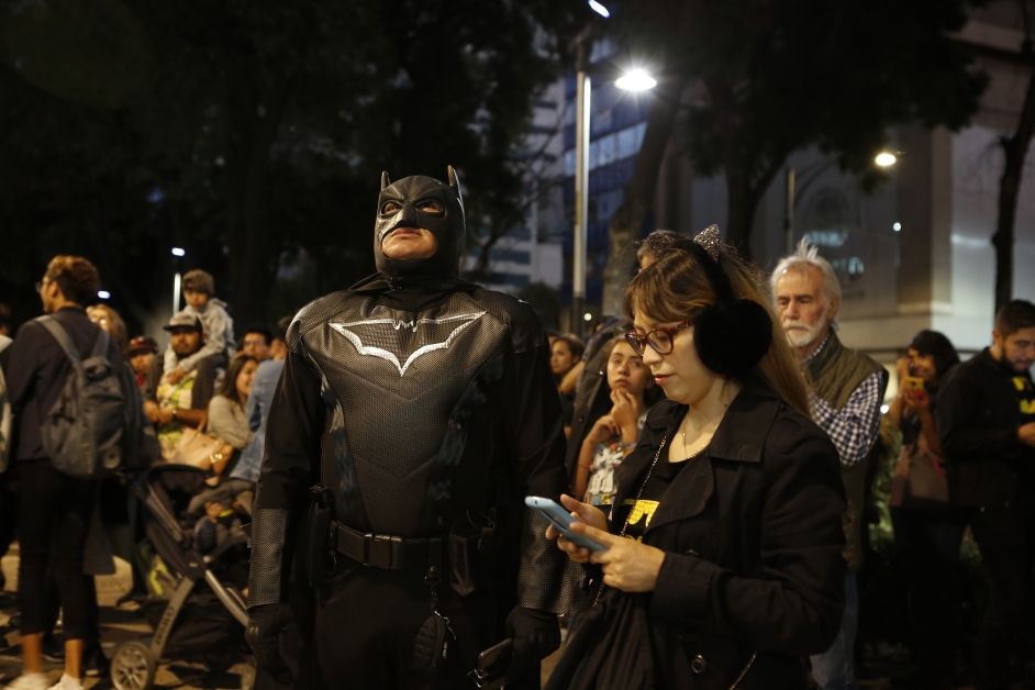 墨西哥城的蝙蝠侠装扮粉丝和群众一起欢庆蝙蝠侠诞生80周年 。