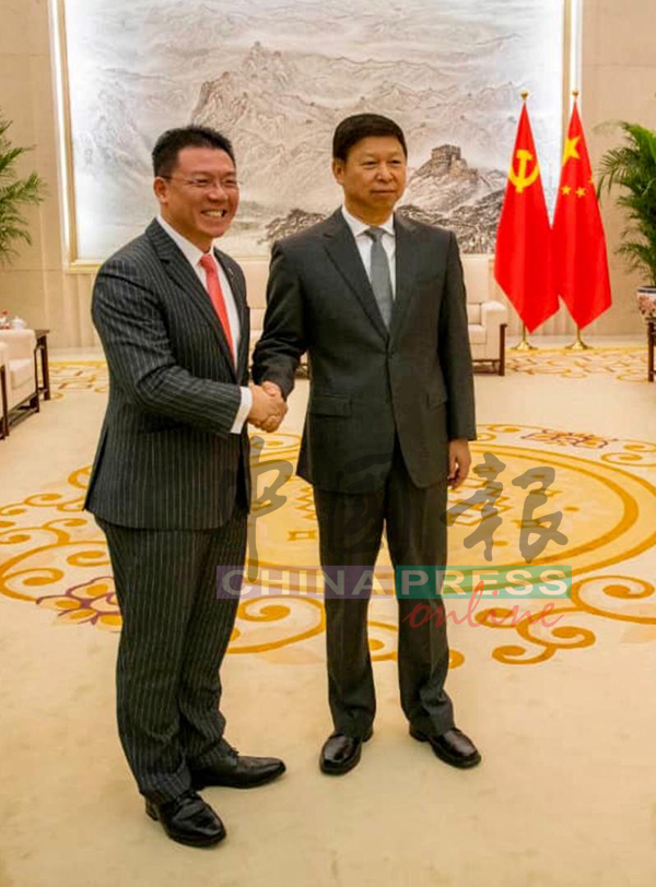 倪可敏（左）会见中国中央对外联络部部长宋涛（右），两人一见如故。