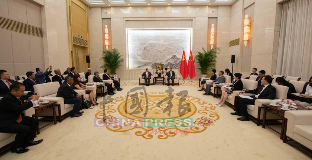 倪可敏率领国会代表团访华，在北京中国中联部总部获得部长宋涛亲自接待，双方交流会谈逾1小时。