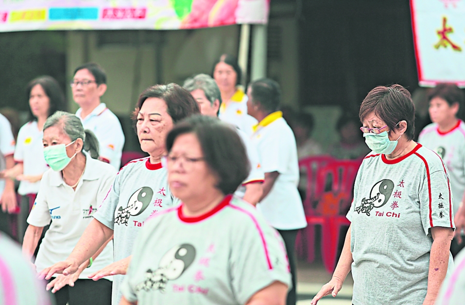 烟霾来袭，部分清晨参加太极班活动的妇女们都戴上口罩，以免影响健康。