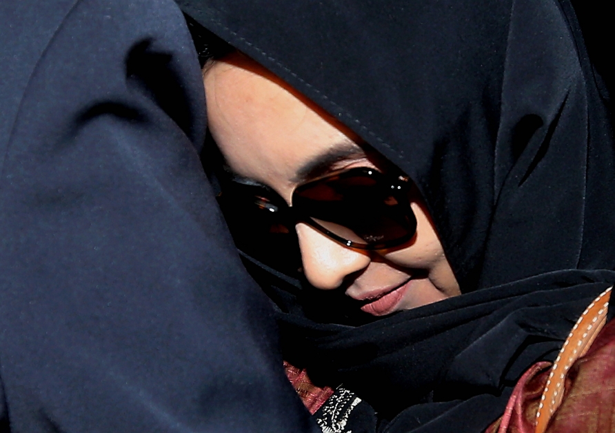 莎美娜出庭审讯时戴着墨镜，被媒体拍到时低头礼貌微笑。