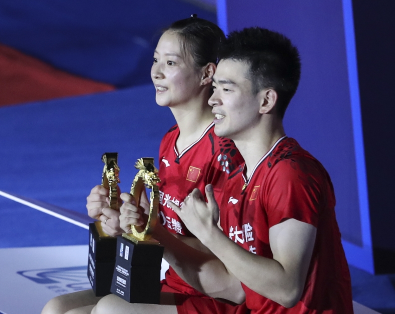 郑思维与黄雅琼成功夺得中国赛混双冠军。（新华社）