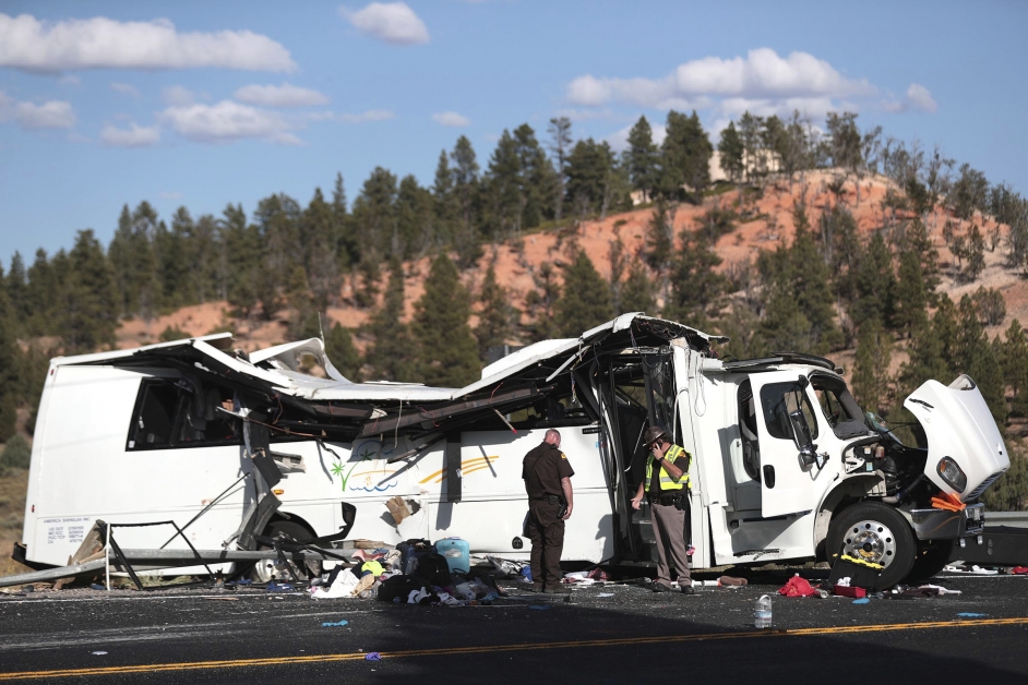 美国犹他州布莱斯峡谷国家公园附近的州际公路周五发生严重车祸，出事的旅游巴士撞至变形扭曲。