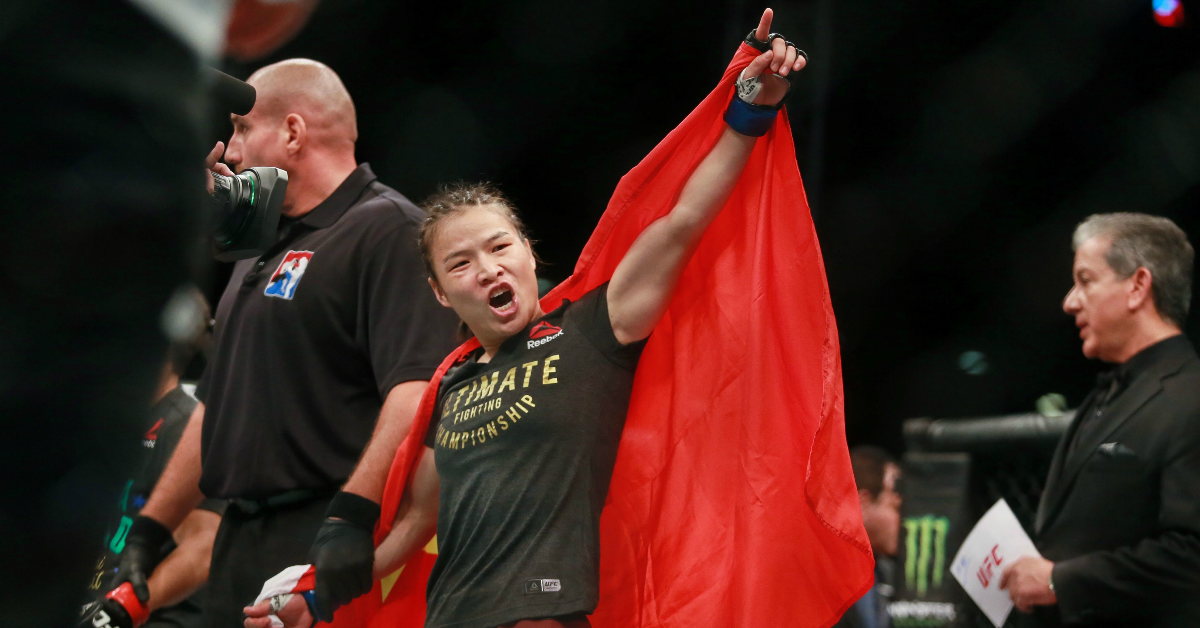成为首位华人女拳王的中国选手张伟丽，凭着这场胜利获得了至少18万美元的收入。（法新社）