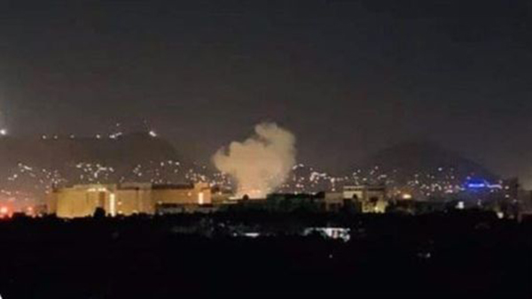 美国驻阿富汗首都喀布尔大使馆遭火箭袭击。（推特）