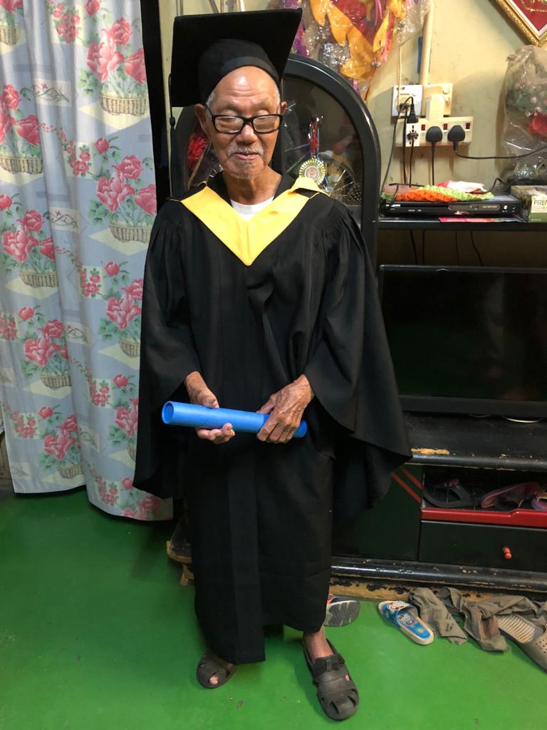 李世經生前在孫子的畢業典禮時，開朗的穿上畢業袍留念。
