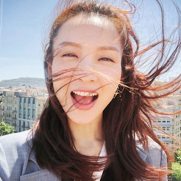 李佳芯虽然传被TVB雪藏，但她仍然保持正能量，在社交平台分享开心笑的照片。