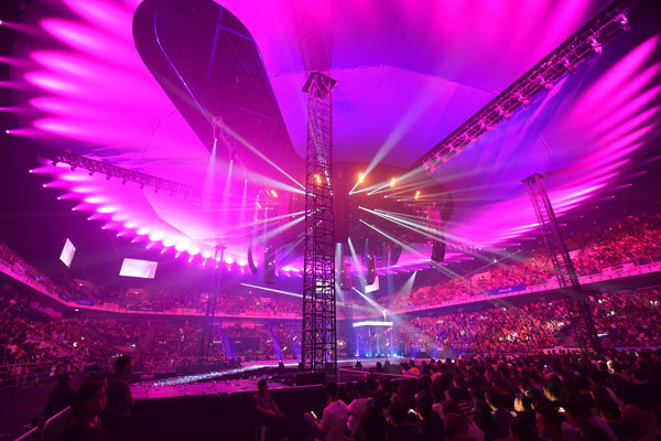 为了让大马粉丝看到原汁原味的演唱会，主办方特别把香港的舞台和制作搬来大马。