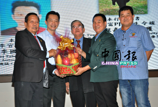 大会颁赠水果礼篮予谢琪清（左2），感激他为大会主持开幕，左起为梁干强、龙国强、黄沛根及香满发。