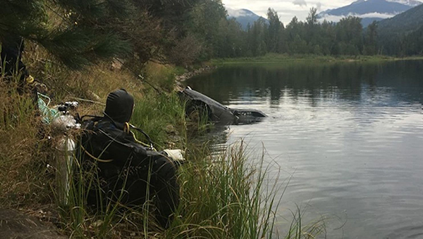 韦卡伦跳入湖中并用GoPro将沉在湖底的车辆拍摄下来，这举动成为警方破案的最大关键。