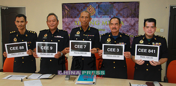 莫哈末阿都拉（中）与官员展出以高价标出的CEE系列车牌号码。