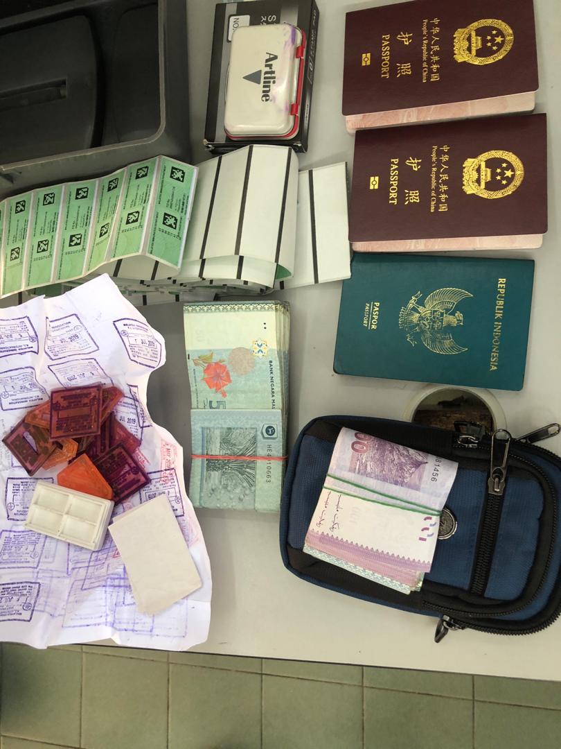 警方在搜查有关轿车时发现多本他人护照、大马卡和现金。