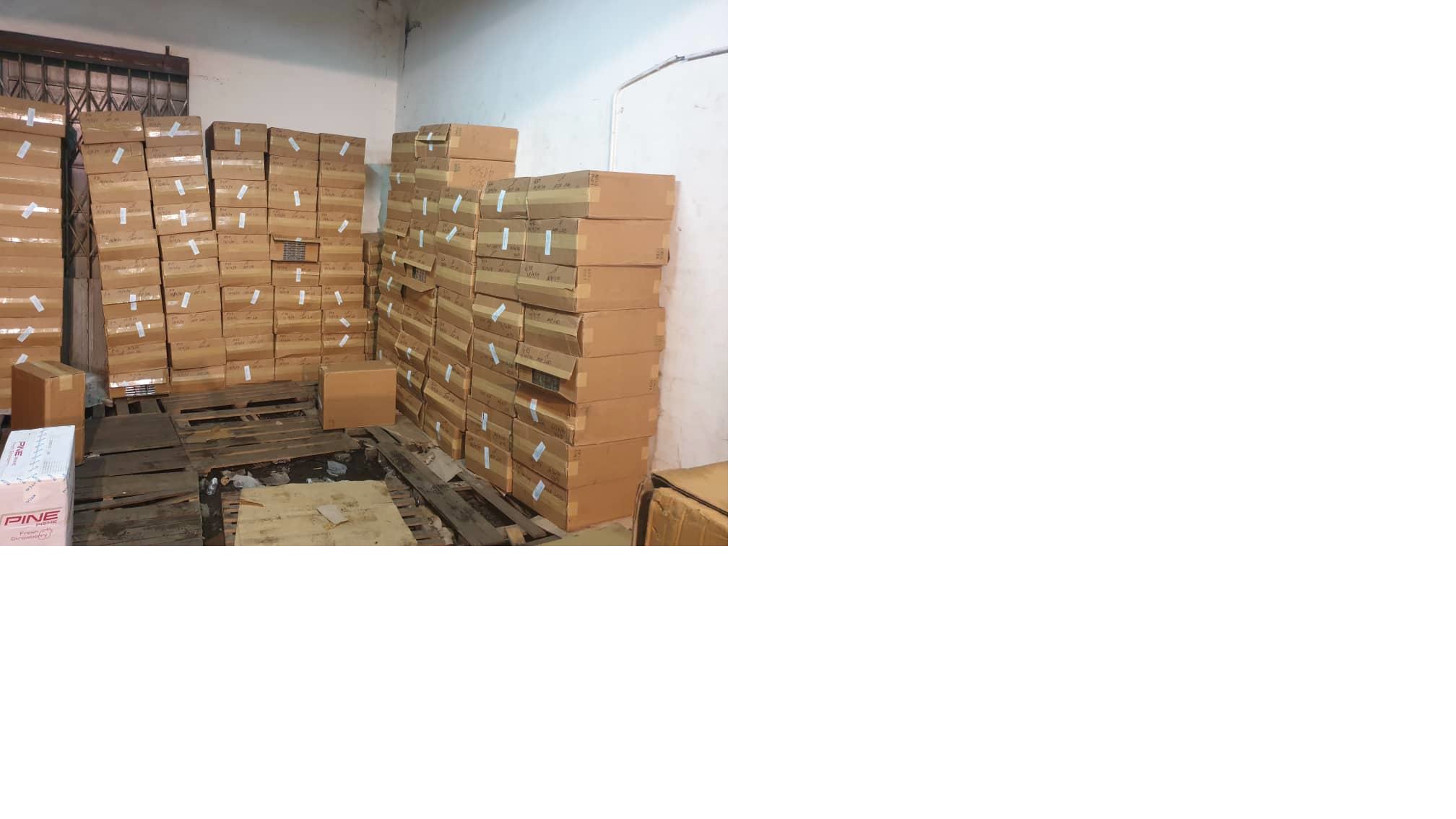 警方在行动中，起获2万1800箱白香烟及1万1130箱丁香烟。