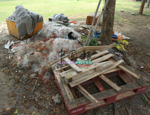 小屋外的空地沦为垃圾场，衍生卫生问题。