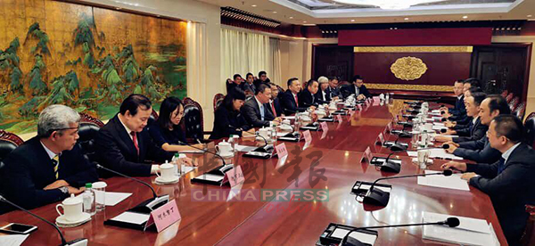 大马国会代表团访问中国教育部，由张念群（左四）与中国副教长郑富芝进行双边会谈。