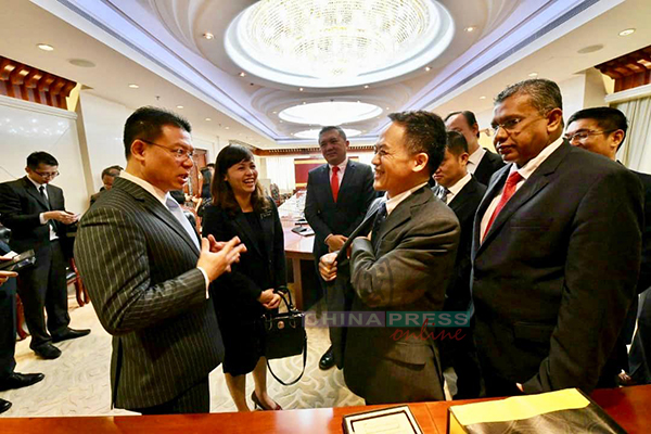 马中双方代表在会议结束后继续交流，张念群（左2）也邀请中国正副教长访马。