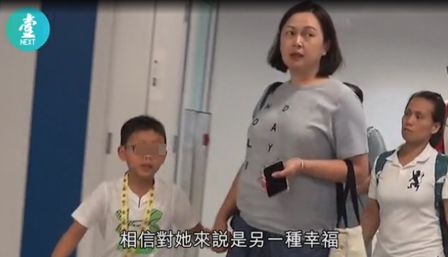 47岁的姚莹莹已成为一位大妈，独力抚养儿子。翻摄香港《壹周刊》