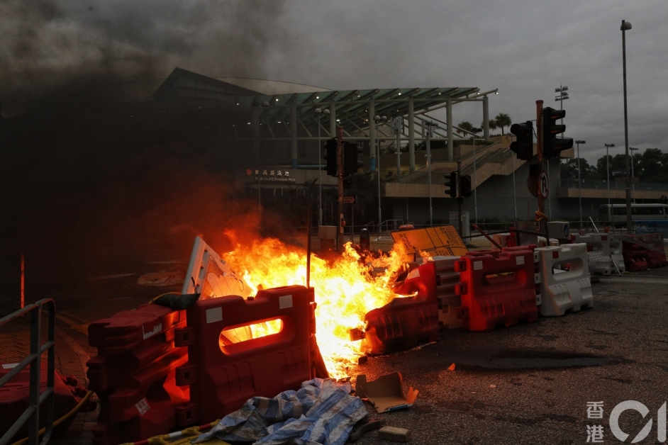 激进示威者燃点路障及杂物，水马被烧溶。