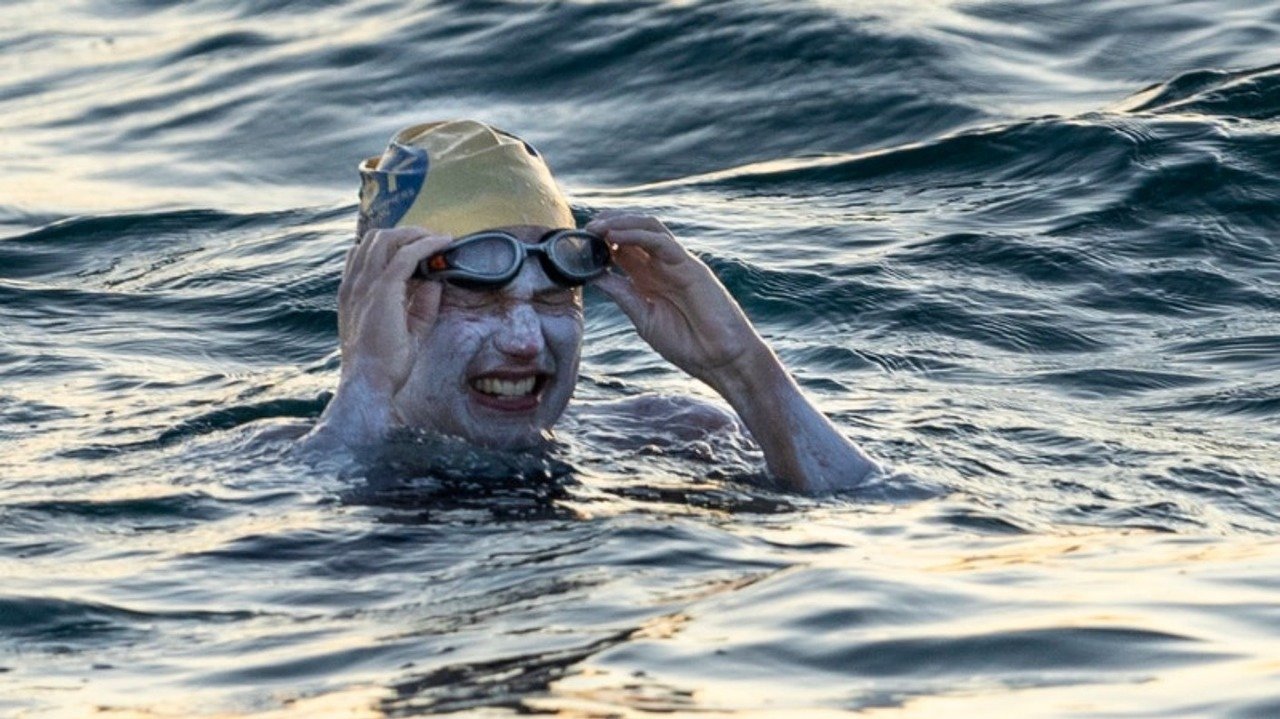 莎拉是第一个连续泳渡英吉利海峡4次的人。