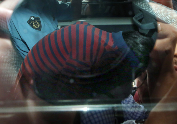 凶手（前）以衣服遮脸。