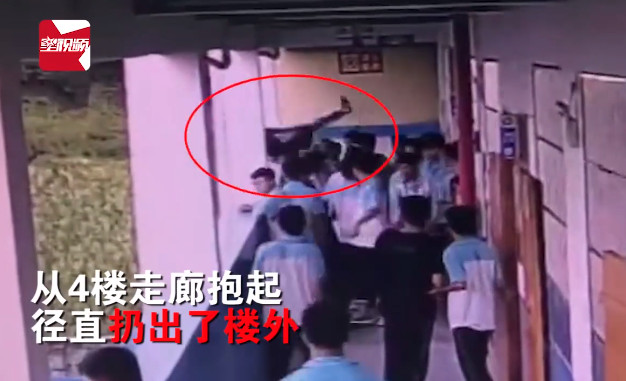 中学生把同学抱起后，直接扔下楼。