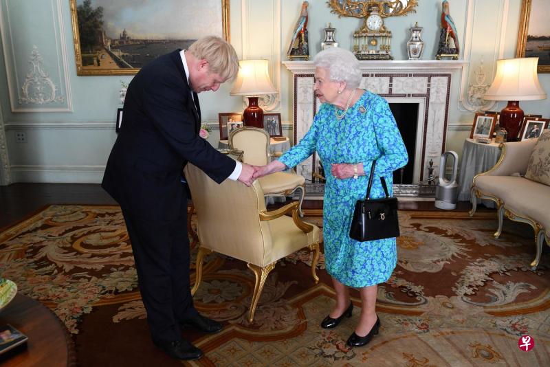 英女王7月24日在白金汉宫接见约翰逊（左）。