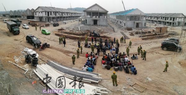 移民局及志愿警卫团员到榴梿洞葛建筑工地，展开综合取缔行动。