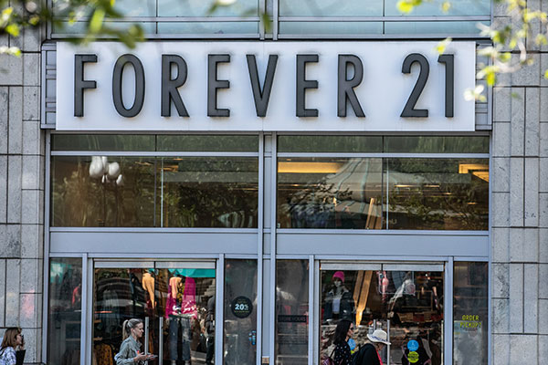 FOREVER 21是许多购物中心的展店大户，如今该公司将停止多大178家美国分店。（彭博社）
