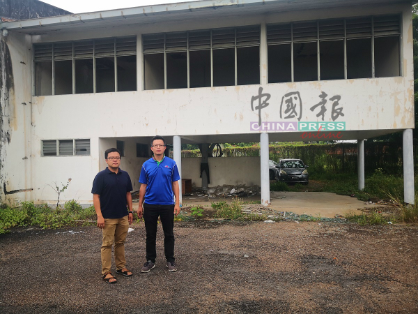 李春源（左）和罗舜生前往废置多年的马来西亚广播电台建筑物巡视。