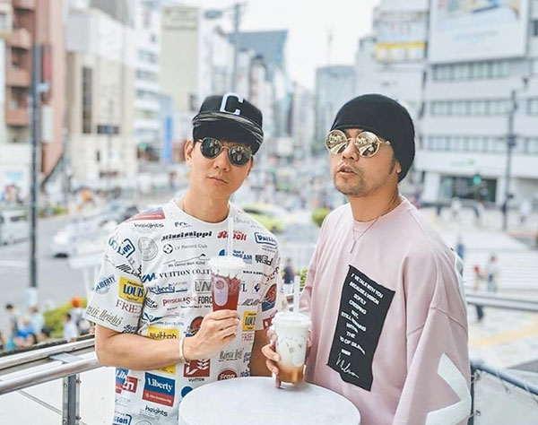 周杰伦（右）不久前曾和林俊杰一同在日本喝奶茶。（翻摄自jaychouIG）