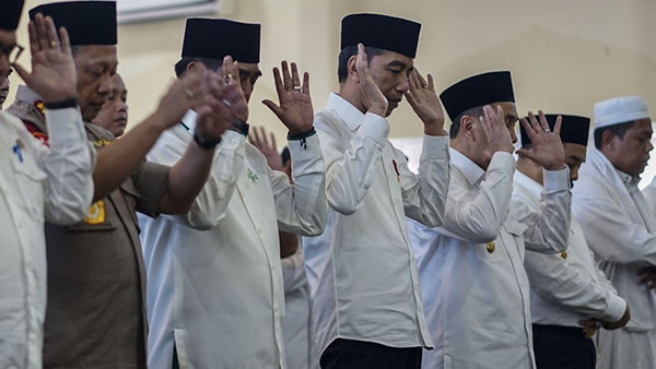 印尼总统佐科威出席求雨祈祷仪式。