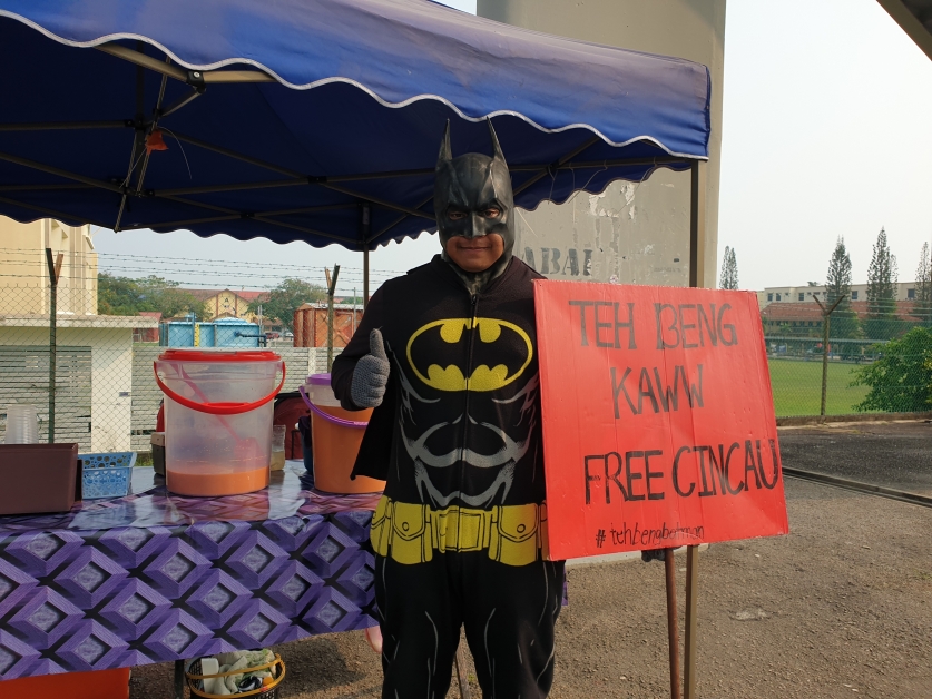法依斯在炎热天气下打扮成蝙蝠侠招揽顾客。