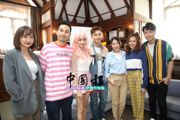 《很红又怎样》主创包括首度担任编剧的李欣怡（左起）、陈立谦、何恋慈、锺瑾桦、苏凯漩、恺欣及郭晓东。
